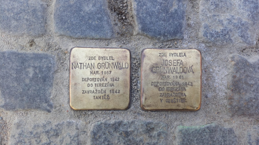 Dva kameny zmizelých na památku rodiny Grünwaldových v olomoucké Uhelné ulici