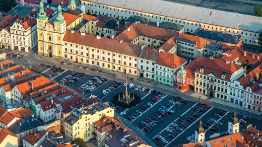 Velké náměstí se nachází v samotném srdci centra Hradce Králové. V jeho středu se nachází Mariánský morový sloup, dominantou je také kostel Nanebevzetí Panny Marie