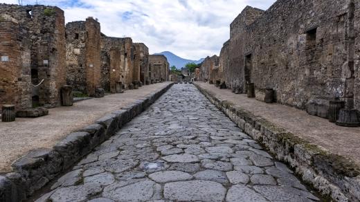 Pompeje (Ruins in Via di Mercurio in the archaeological site of Pompeii, an ancient city destroyed by the eruption of Mount Vesuv)