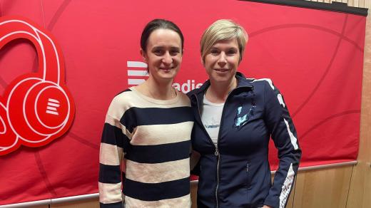Martina Sáblíková ve studiu Radiožurnálu Sport s moderátorkou Kateřinou Neumannovou