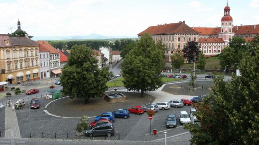 Roudnice nad Labem - pohled z městského úřadu na náměstí a zámek
