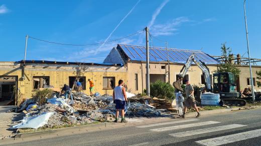 Odklízecí práce pokračují v Mikulčicích v během pondělí 28. června, čtvrtý den po bouři s tornádem, která zasáhla jižní Moravu