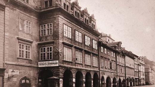 Čtyři domy v Rytířské ulici uvolnily r. 1894 místo novostavbě Staroměstské tržnice