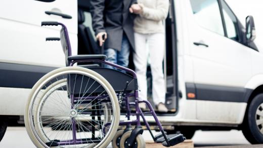 Z auta vystupující senior (ilustrační foto)