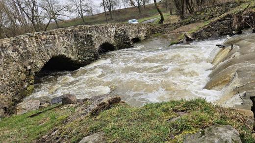 Most u Lutriána na řece Šlapance po zničení jezu ohrožuje silný proud