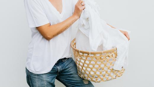 Prací prostředky na bílé prádlo odstraňují skvrny lépe než ty určené na prádlo barevné