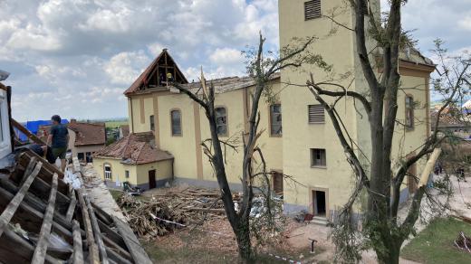 Moravská Nová Ves. Dobrovolníci z okolí, Brna, ze Žiliny a z Prešova uklízejí nejvíce zničený kostel v oblasti
