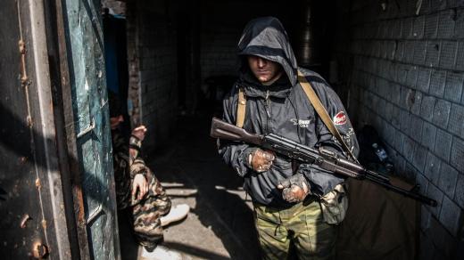 Ozbrojený separatista v ruinách doněckého letiště (Ukrajina, 2015)