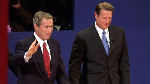 Zleva George W. Bush a Al Gore v říjnu 2000