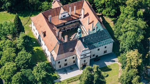 Renesanční zámek Doudleby nad Orlicí dal v roce 1588 postavit Mikuláš Starší z Bubna. Původně sloužil jako letní sídlo, později byl využíván jako lovecký zámek