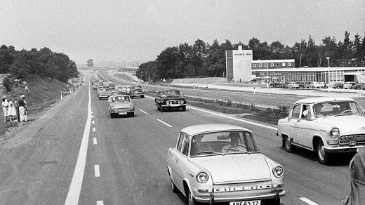 První úsek dálnice mezi Prahou a Mirošovicemi po jeho slavnostním otevření v roce 1971