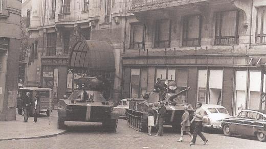 Hlavně sovětských tanků mířících do oken ministerstva dopravy 22. srpna 1968.