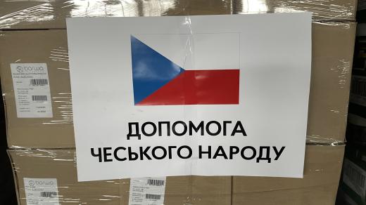 Dovezené balíky s humanitární pomocí s nápisem „Pomoc českého národa“.