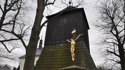 Kostel s dřevěnou zvonicí v Radhošti byl svědkem bojů katolického faráře s evangelíky