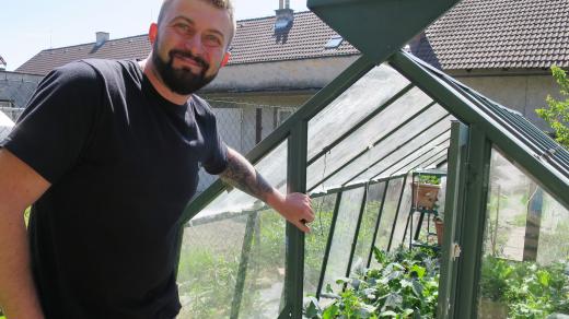Florista Petr Kopáč pěstuje ve skleníku rajčata, okurky i salát