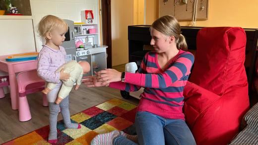 Nevidomé Aleně pomáhá s dcerou asistentka