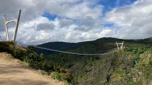 Lávka dlouhá 516 metrů nad údolím říčky Paiva