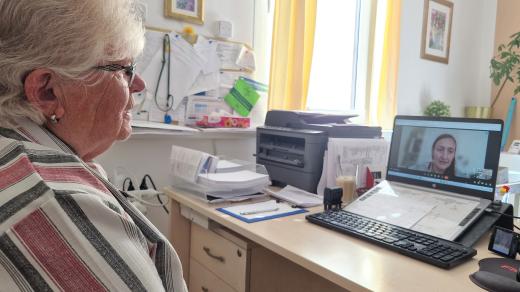 Lékařka Eliška Šťastná vyšetřuje pacientku kaplické ordinace na dálku, komunikuje s ní formou videohovoru | Foto: Petr Kubát