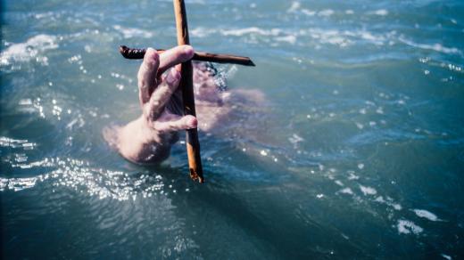 kříž ve vodě