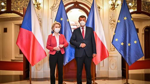 Premiér Andrej Babiš přivítal 19. července šéfku Evropské komise Ursulu Von der Leyenovou ve Státní opeře v Praze