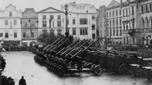 Mobilizace z roku 1938, nástup vojska na Pernštýnském náměstí s protiletadlovými kanóny