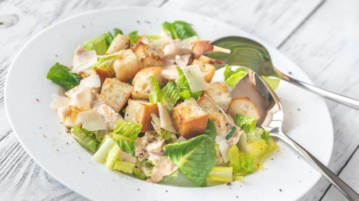Caesar salát, zdravá výživa, dieta, zelenina, krutony, kuřecí maso, ilustrační foto