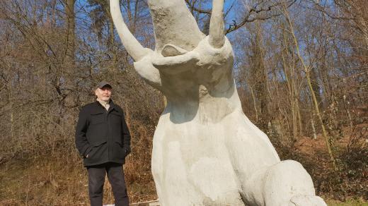 Miloš Schaffelhofer u hrubé stavby sochy mamuta