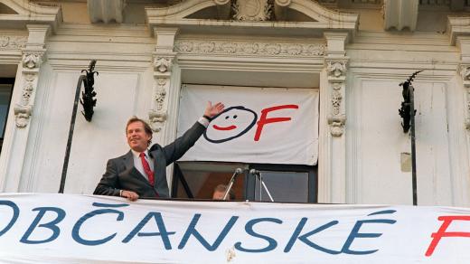 Václav Havel mává 9. června 1990 z balkonu po tom, co Občanské fórum drtivě zvítězilo v prvních svobodných volbách