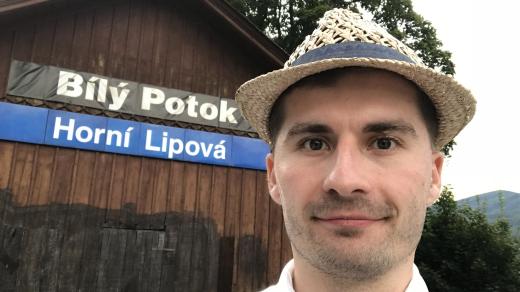 Zahraniční zpravodaj Českého rozhlasu Viktor Daněk před fiktivní stanicí Bílý potok
