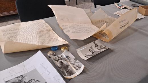 Obsah časové schránky, kterou našli dělníci ve střeše kaple Anděla Strážce ve Volyni