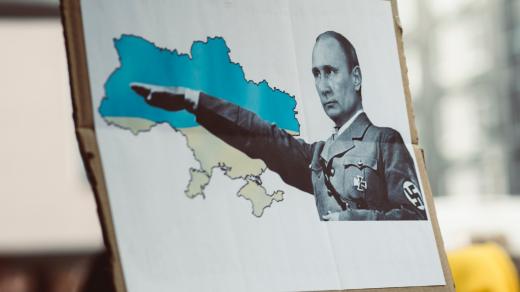 Karikatura Vladimira Putina na demonstraci proti invazi Ruska na Ukrajinu v německém Norimberku