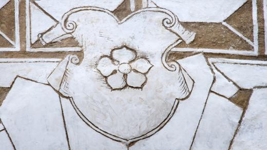 Původní erb pánů z Rožmberka tvoří pětilistá růže