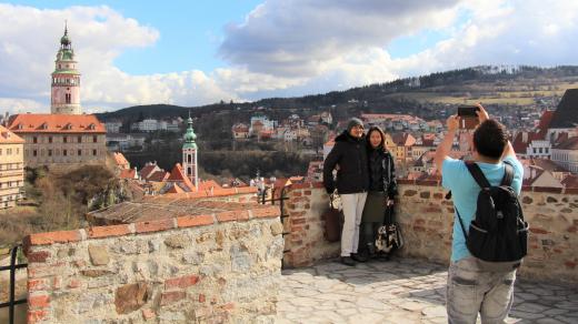 Český Krumlov, turisté, fotografování, mobil, Asiaté, turistika, cizinci, zámek, ilustrační foto