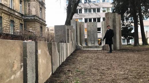 Jeden ze studentů představuje při odhalování obnoveného pomníku Adolfa Loose