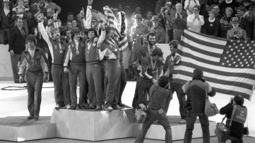 Zázrak na ledě. Vítězství hokejistů USA na olympijských hrách v Lake Placid. Tým složený z mladých hráčů porazil ve finále Sovětský svaz