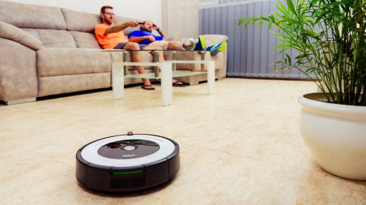 iRobot Roomba zametá podlahu