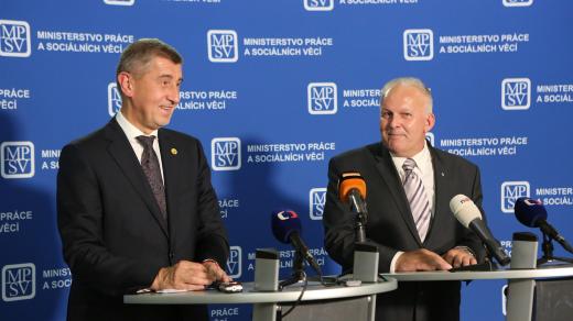 Premiér Andrej Babiš a ministr práce a sociálních věcí Petr Krčál z ČSSD