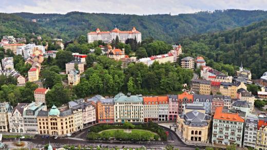 Pohled z Mayerova glorietu na Karlovy Vary