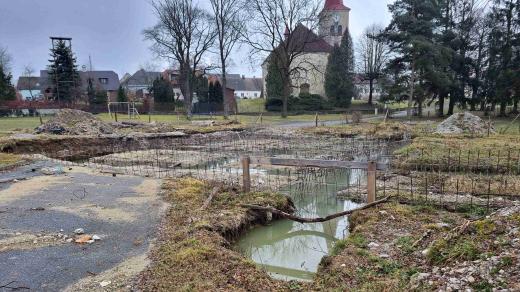 Místo multifunkčního kulturního centra mají v Cetorazi na Pelhřimovsku jenom oplocenou díru uprostřed obce