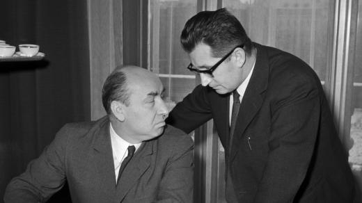 Poslední zasedání vlády, řízené předsedou Oldřichem Černíkem (vlevo), se konalo 28. prosince 1968 v budově předsednictva vlády. Vpravo místopředseda vlády Lubomír Štrougal
