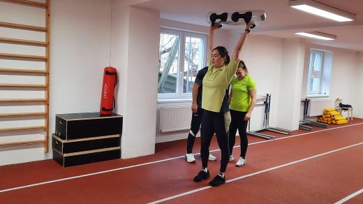 Haruka Kitagučiová v atletickém tunelu v Domažlicích při tréninku