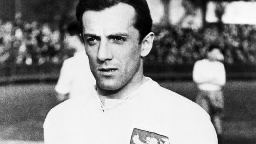 Rudolf Krčil – fotbalista, jedna z předválečných slávistických legend, rodák z Teplic