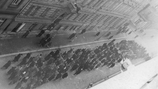 Smuteční procesí v Balbínově ulici, březen 1953