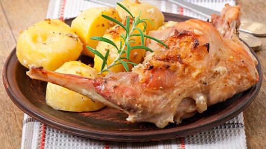 Králičí maso, pečené stehno, králík, oběd, jídlo, vaření, ilustrační foto