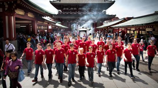 Sbor Bonifantes v Tokiu před buddhistickým chrámem Asakusa letos v dubnu