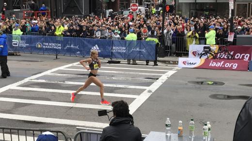 Joan Benoitová Samuelsonová v cíli 123. ročníku bostonského maratonu