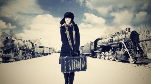 Mladá žena na vlakovém nádraží, retro (ilustrační foto)