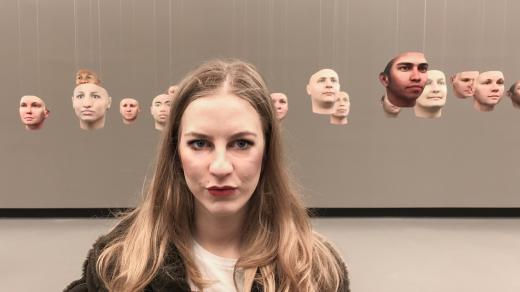 Kristýna Strejcovská na výstavě v Haus der Kulturen der Welt na stáži u Clemense von Wedemeyera