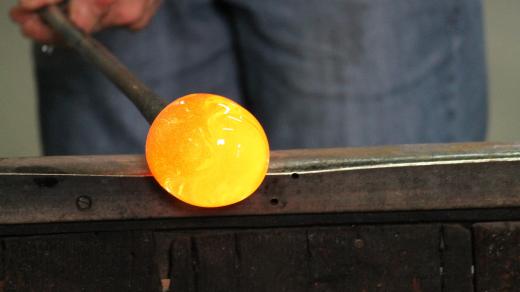 Sklář, sklárna, ilustrační foto