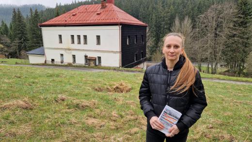 Spisovatelka Petra Klabouchová na místech, kde se odehrává její román Prameny Vltavy